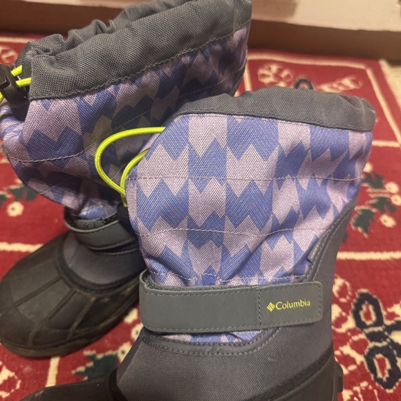 Durable Columbia snow boots for kids. Black base with lavender chevron design. I - Picture 4 of 6